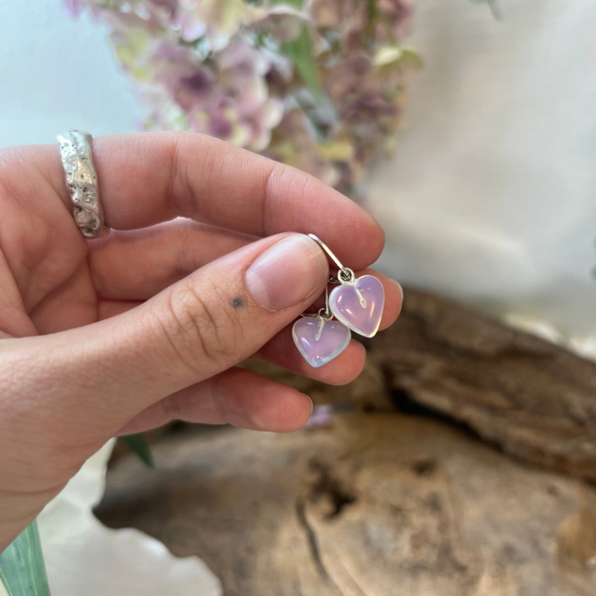 Opalit örhängen av glas, hjärtformade, 2 cm