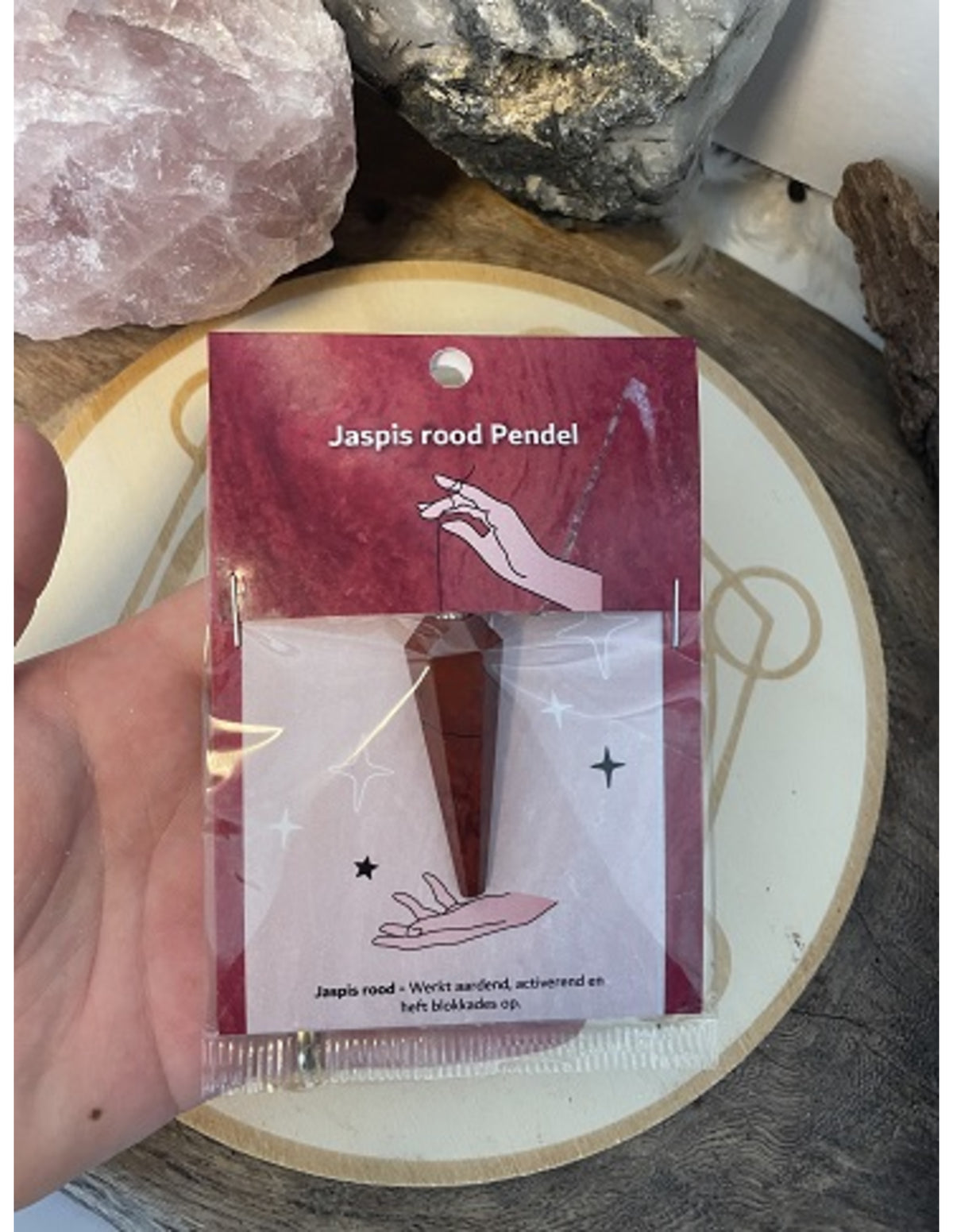 Röd jaspis pendel på kort, fasettslipad