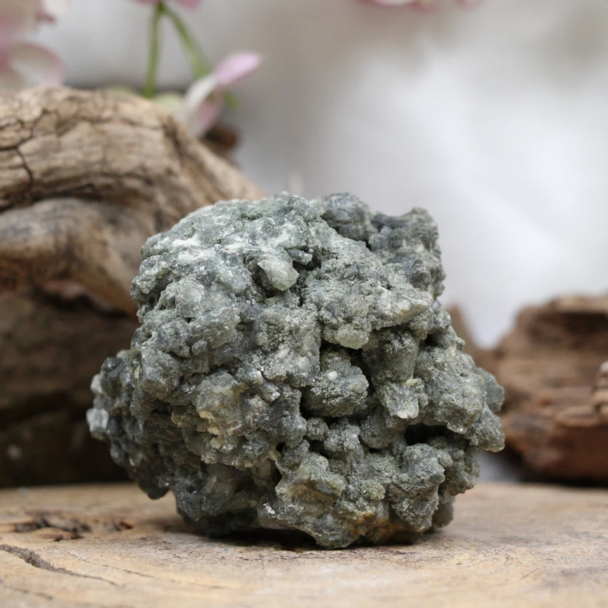 Prehnit druvor, rå, ljusgrön, 8 x 5,3 x 7,4 cm, nr 15