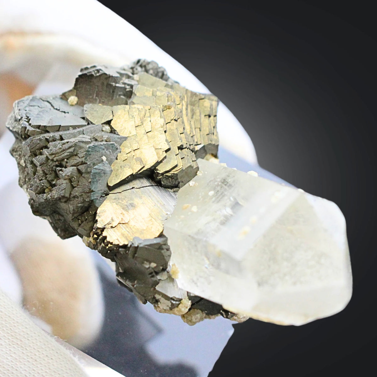 Pyrrhotit med kvarts, rå spets, 6,7 cm, nr 01