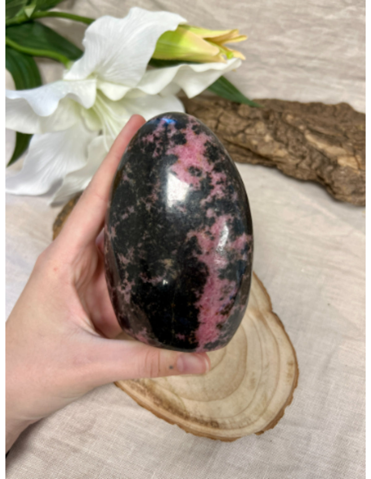 Rodonit skulptur, polerad, 900 till 1000 g