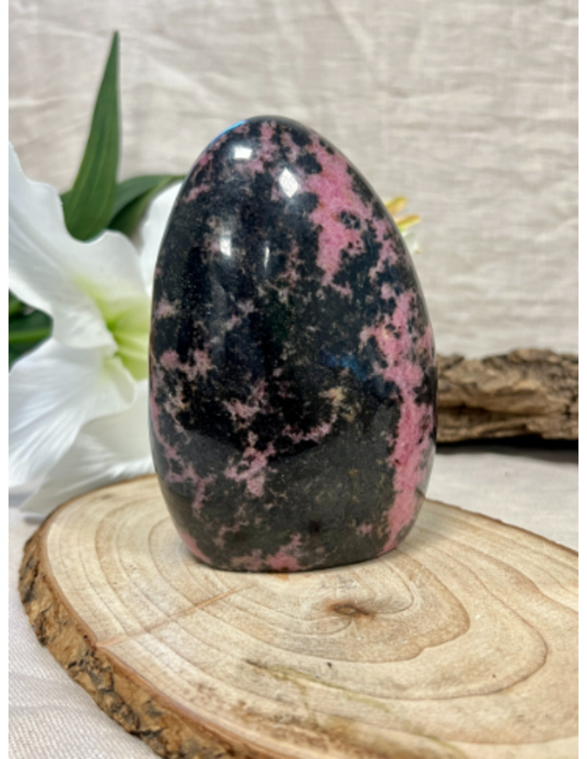 Rodonit skulptur, polerad, 900 till 1000 g