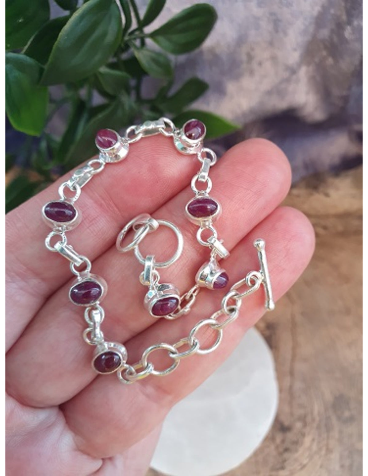 Rubin armband i 925 silver, åtta ovala stenar, justerbart