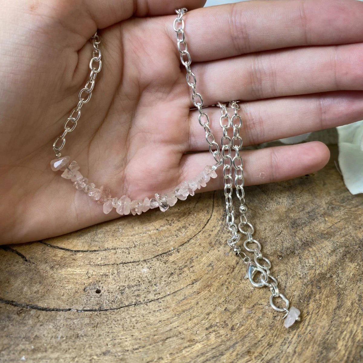 Rosenkvarts halsband med splitstenar, försilvrat, justerbart