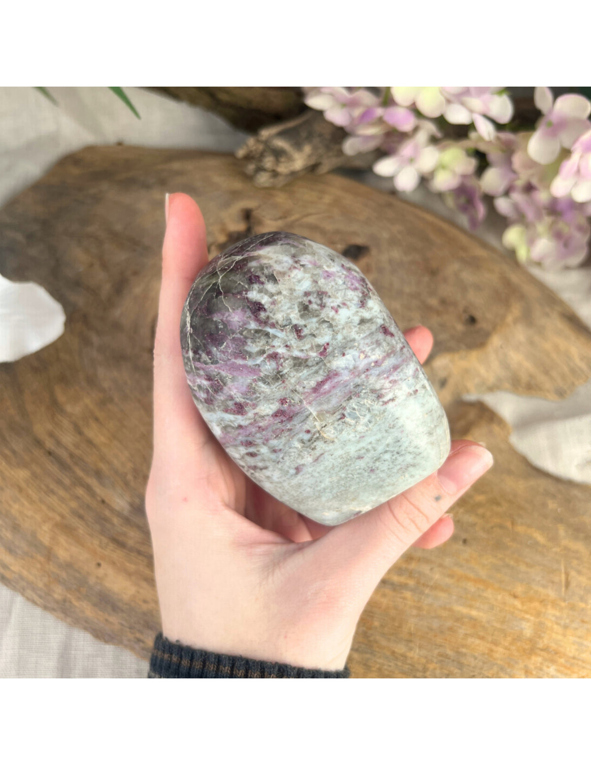 Rubellit i månsten skulptur, Madagaskar, nr 17 (430 g)