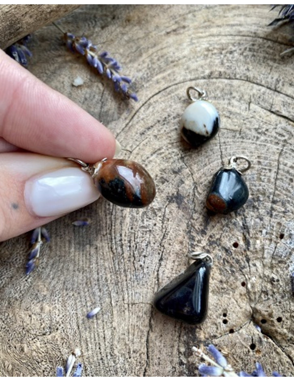 Sardonyx hänge, rödbrun med vita och svarta band, 3 till 4 cm