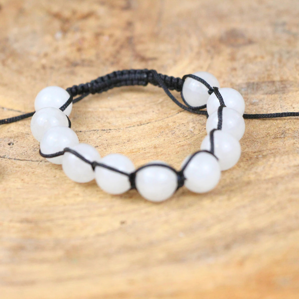 Jade armband i shamballastil, vita pärlor 10 mm, justerbart