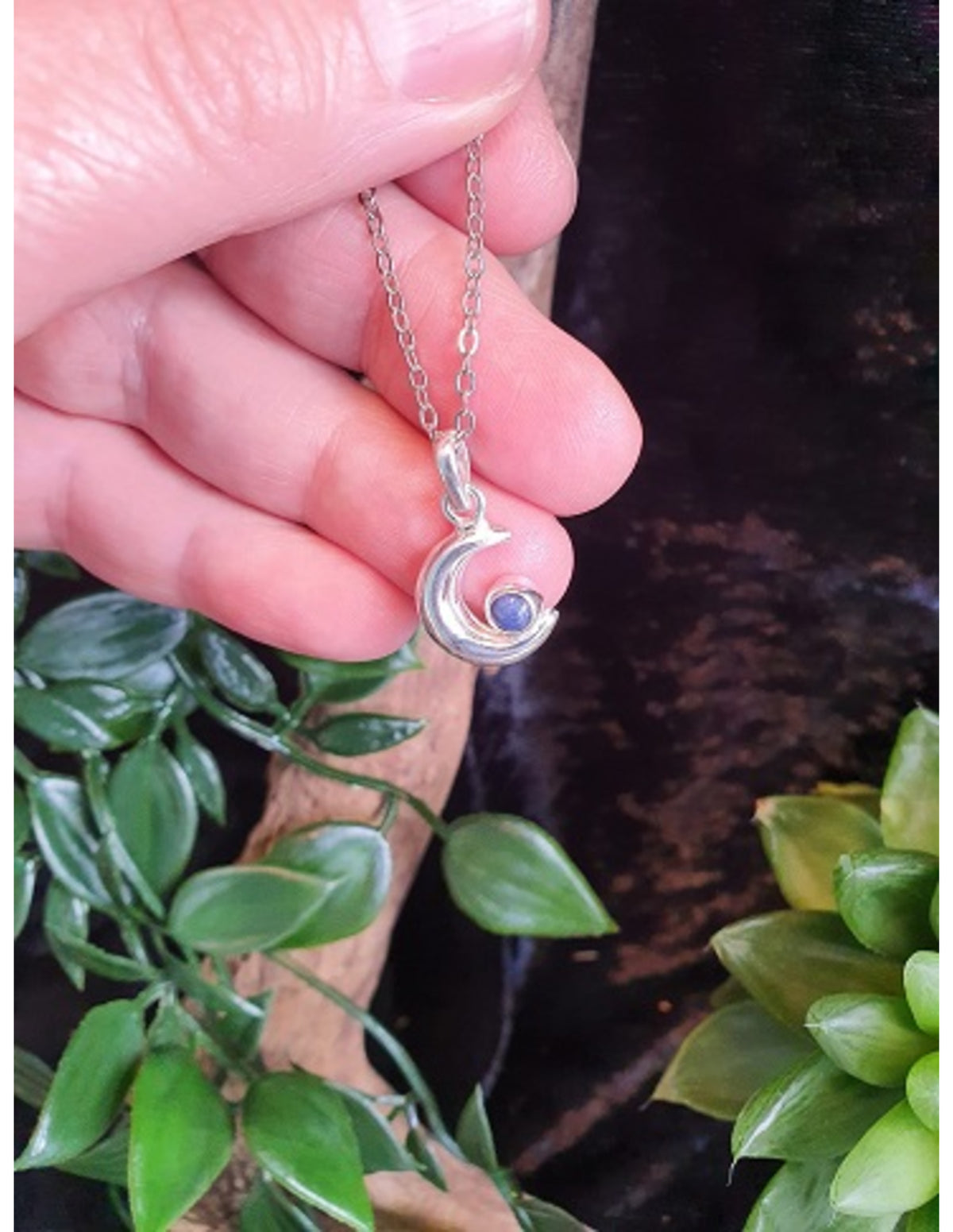 Sodalit hänge i silver, måne med rund sten, 2,3 cm