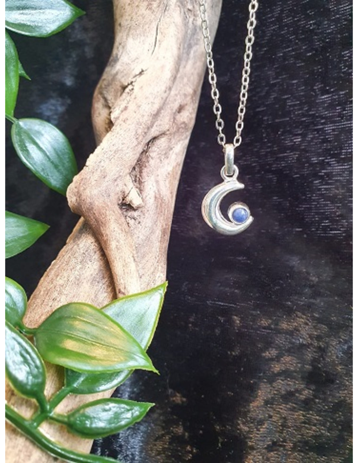 Sodalit hänge i silver, måne med rund sten, 2,3 cm