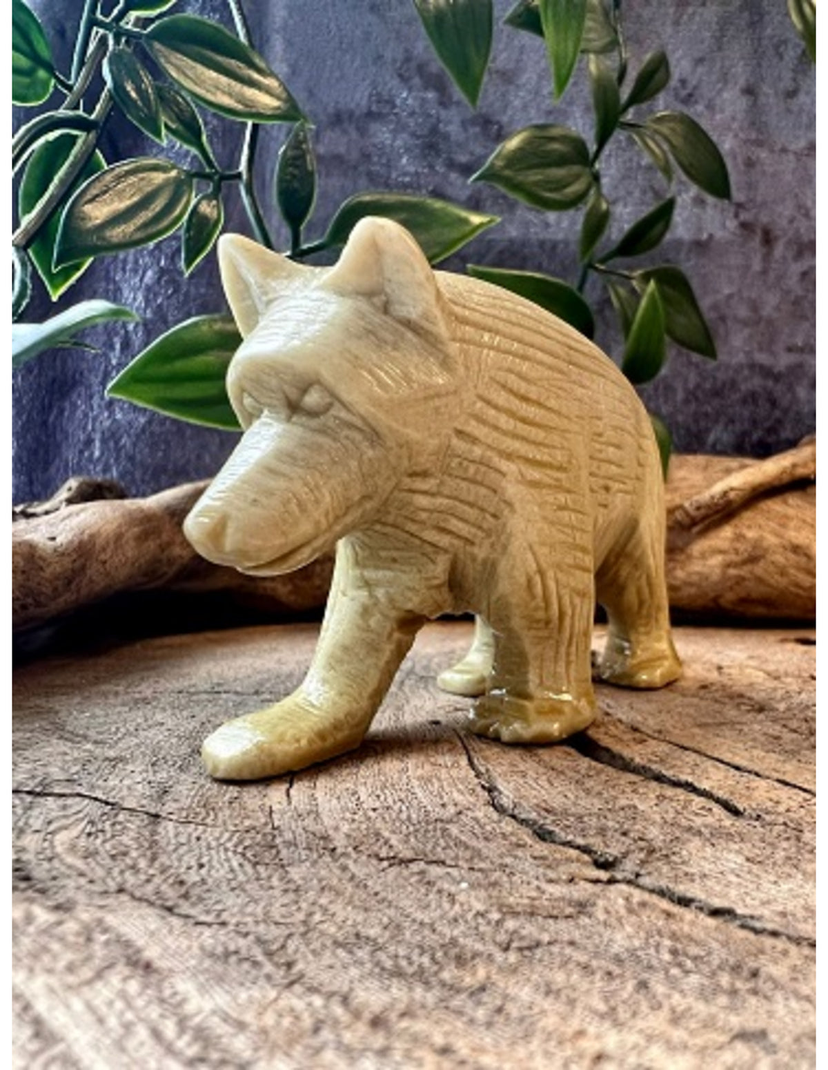 Täljsten björn, gående, färgad grön, 7,5 cm