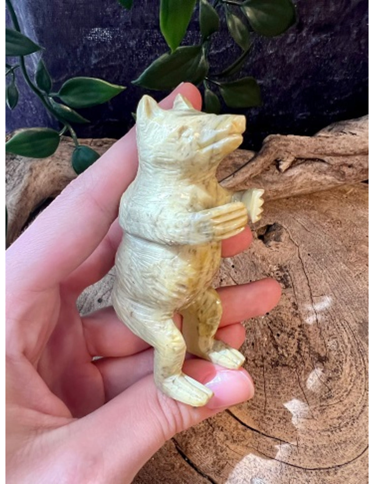Täljsten björn, stående, färgad grön, 8,5 cm