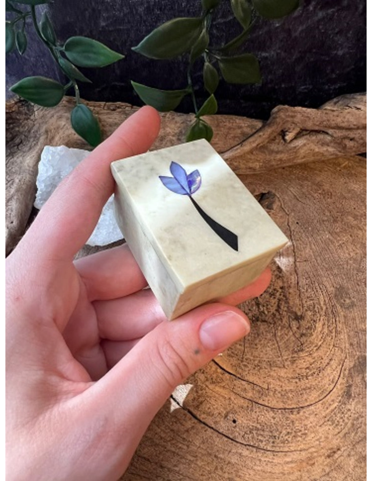 Täljsten ask, grön, med blomma på locket, 55 mm