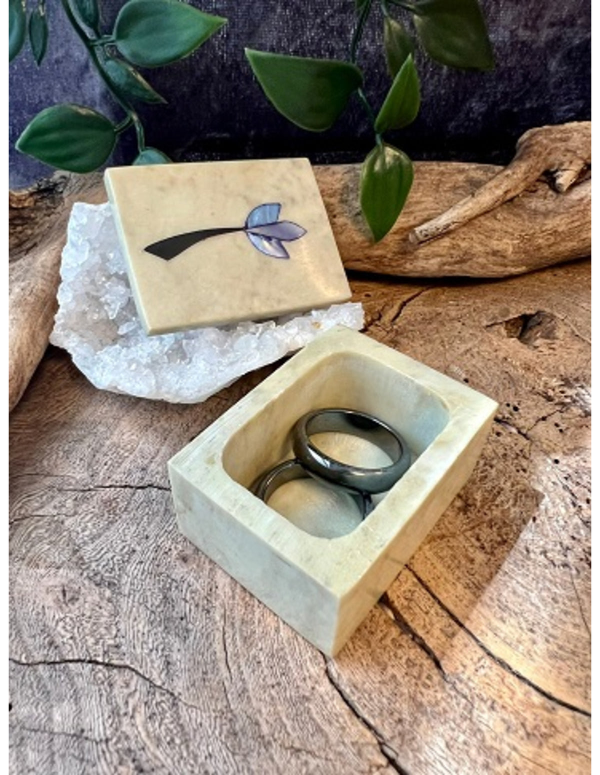 Täljsten ask, grön, med blomma på locket, 55 mm