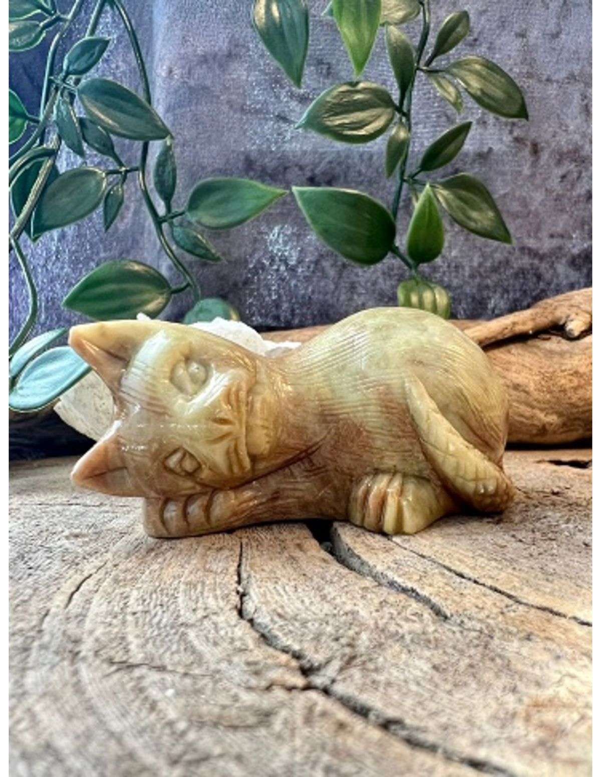 Täljsten figur, sovande katt, 7 cm