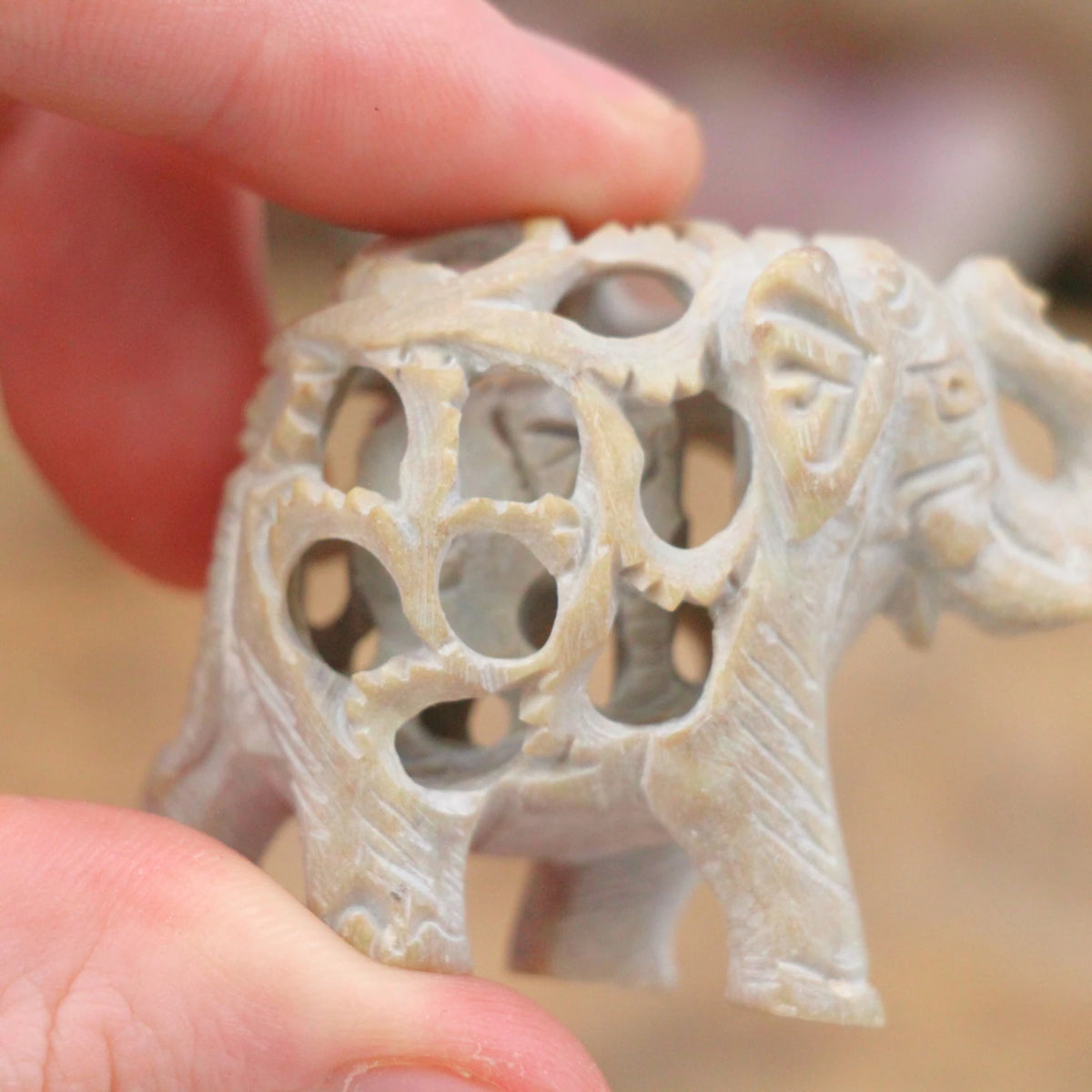 Täljsten figur, elefant i elefant, 5 cm