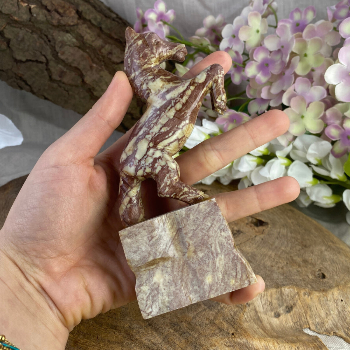 Täljsten figur, stegrande häst, 15 cm, 246 g