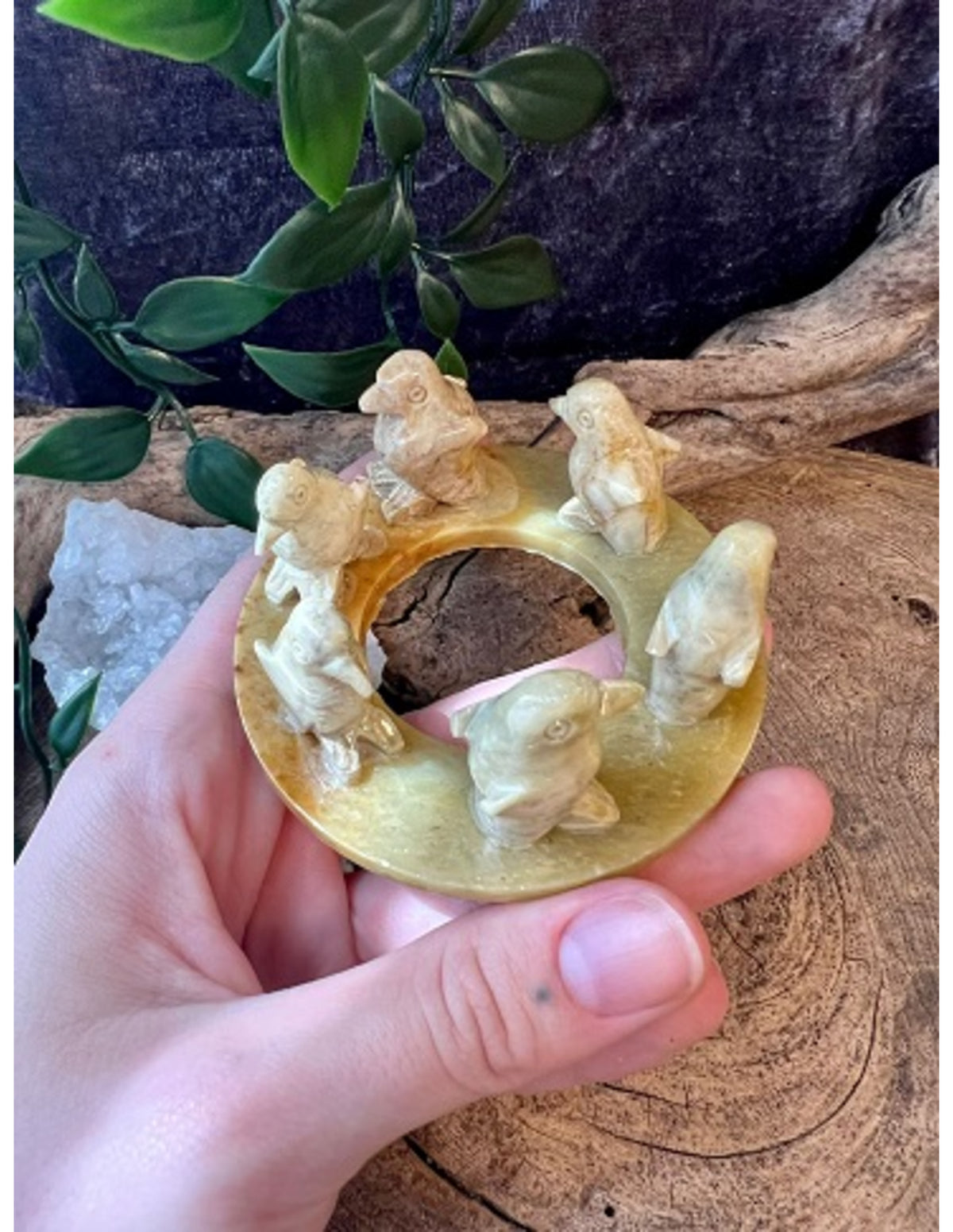 Täljsten pingviner på ring, figur, 8 cm