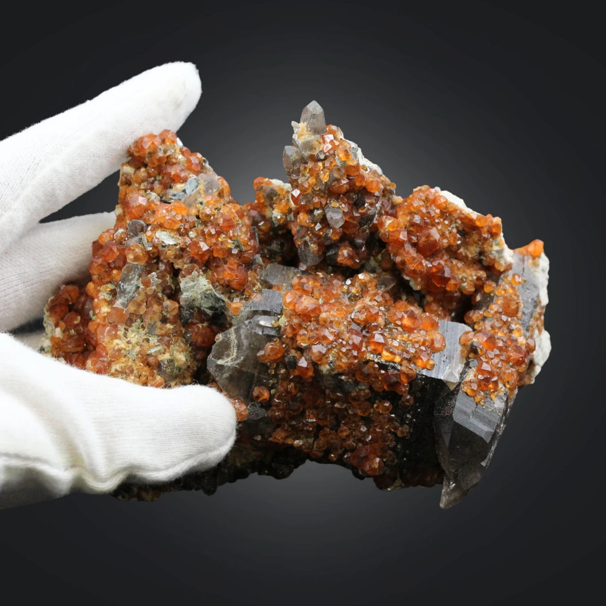 Spessartin på rökkvarts, rå, 12,4 cm, 421 g, nr 4