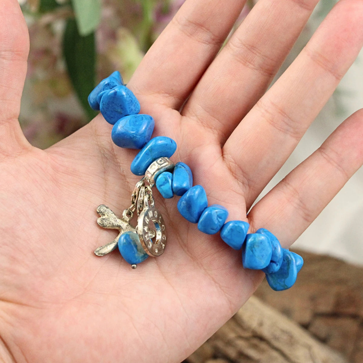 Howlit armband med berlocker, blå splitstenar, 18 cm