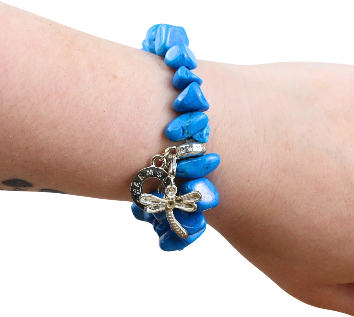 Howlit armband med berlocker, blå splitstenar, 18 cm