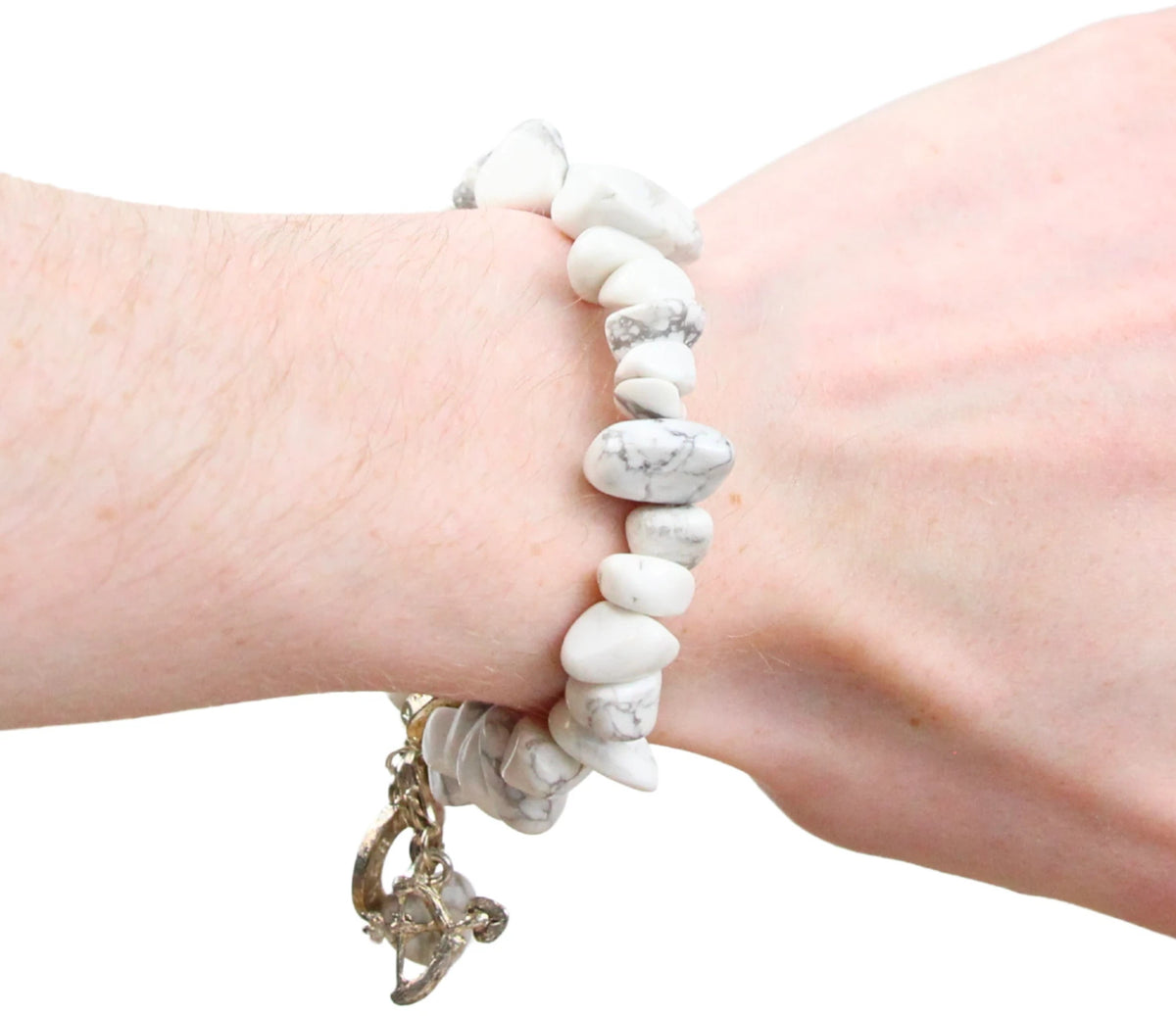 Howlit armband med berlocker, splitstenar, 18 cm