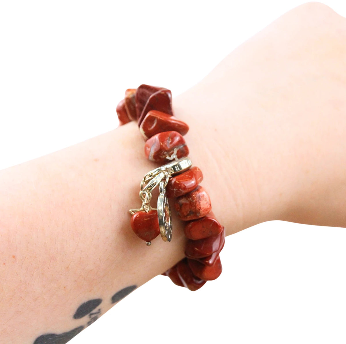 Röd jaspis armband med berlocker och splitstenar, 18 cm