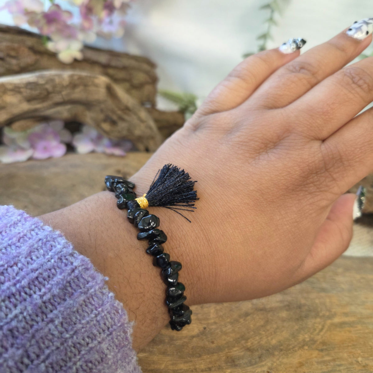 Svart turmalin armband med splitstenar och tofs