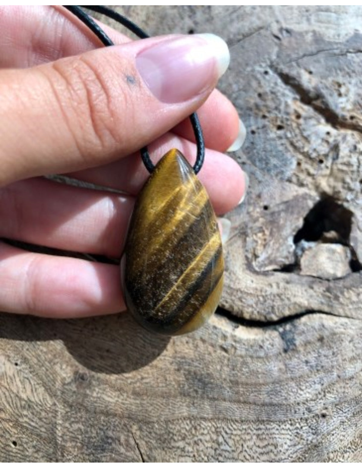 Tigeröga hänge, droppe, A-kvalitet, på läderband, 3 till 4 cm
