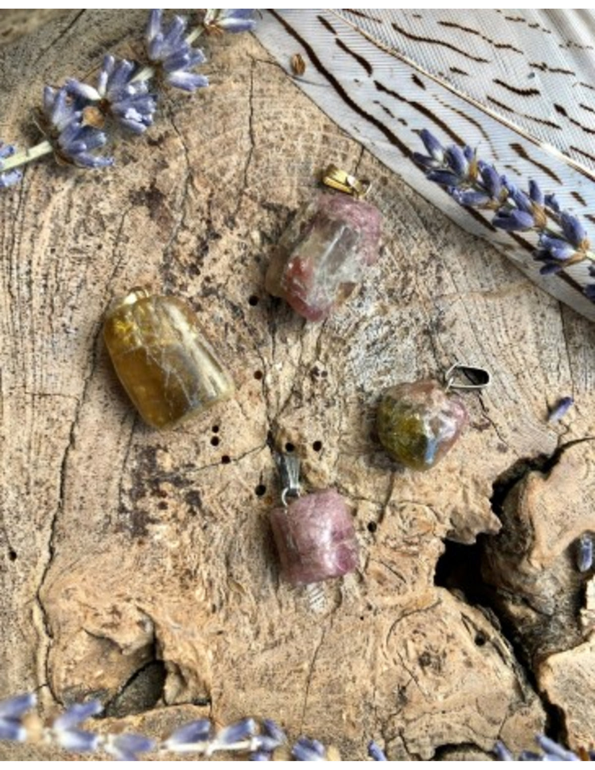 Rosa turmalin hänge med silverfärgat lock