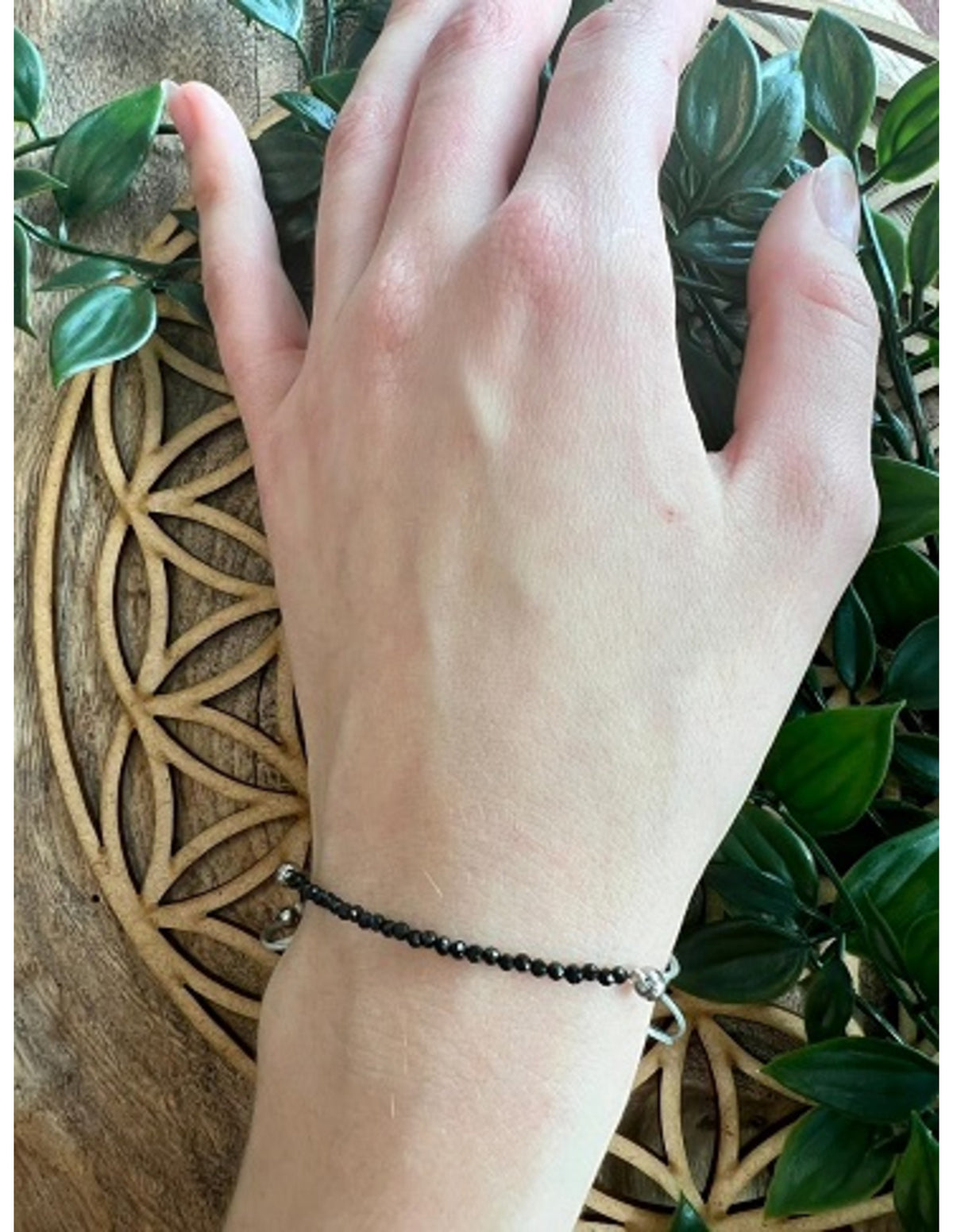 Svart turmalin armband med stålpärlor, justerbart