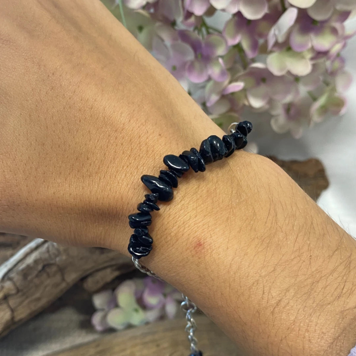 Svart turmalin armband, rad med splitstenar, försilvrat