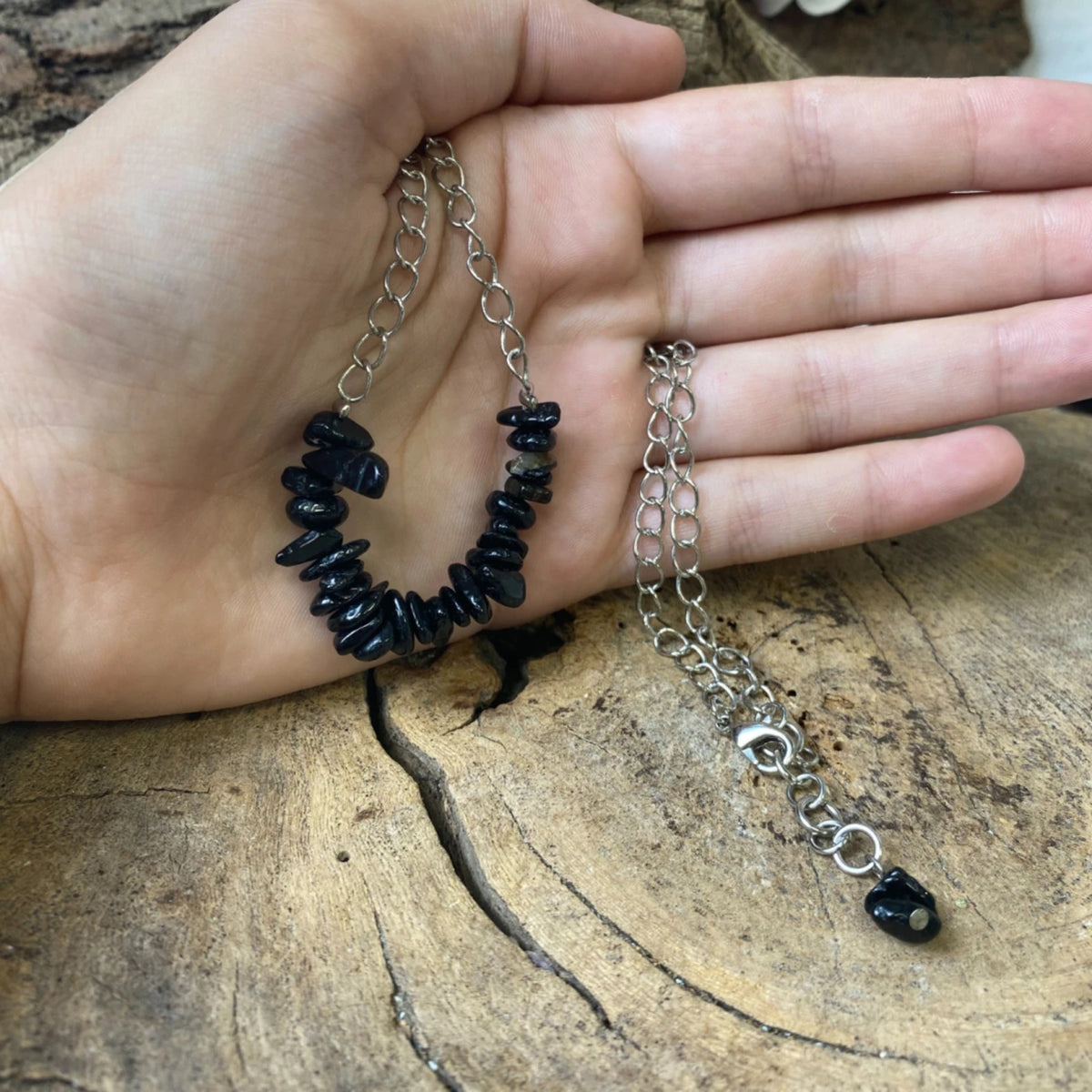 Svart turmalin halsband, rad med splitstenar, försilvrat
