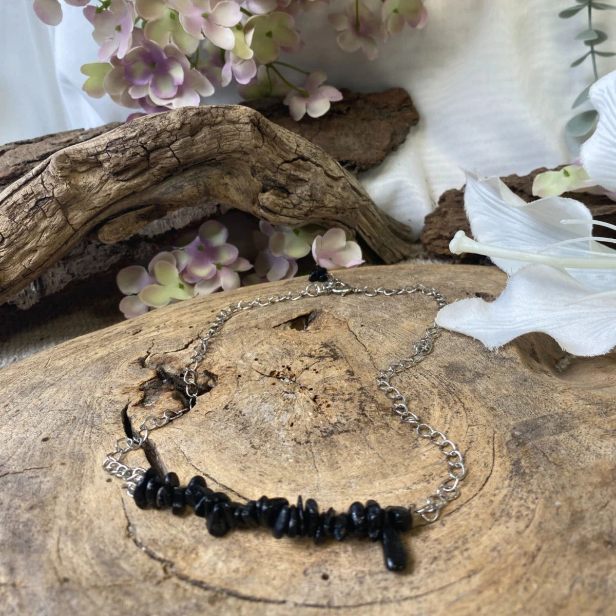 Svart turmalin halsband, rad med splitstenar, försilvrat