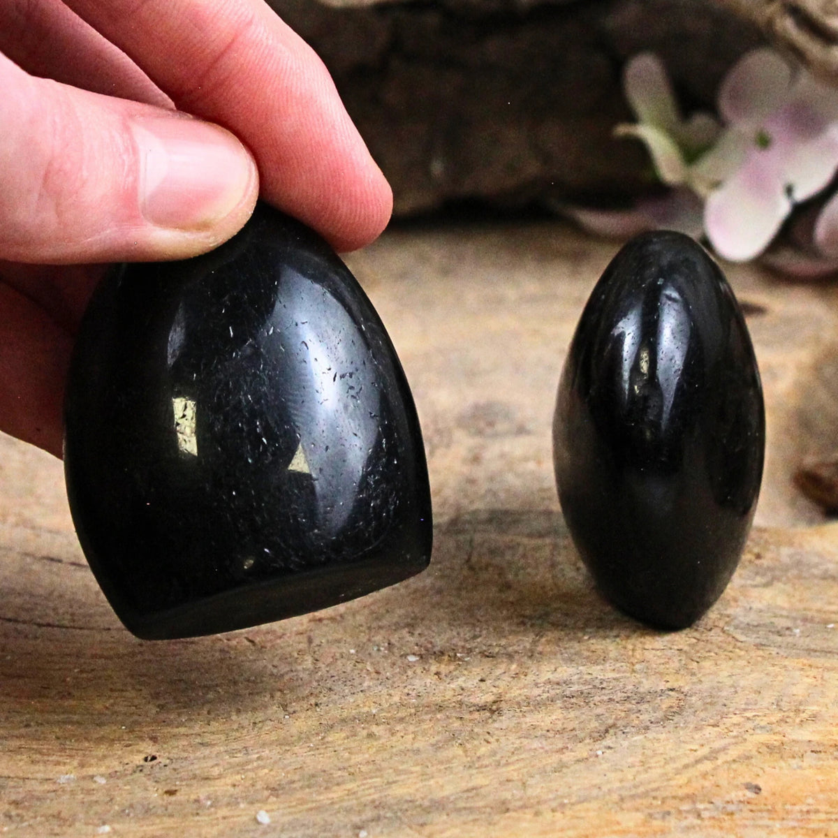 Svart turmalin skulptur, polerad, 50 till 100 g