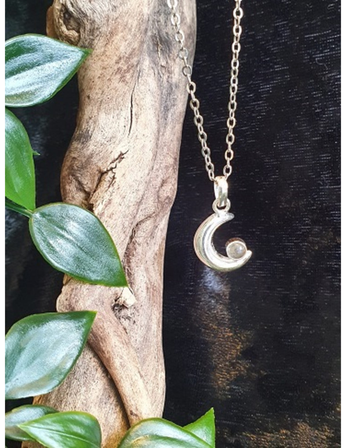 Blå topas hänge i silver, månformad, 2,3 cm
