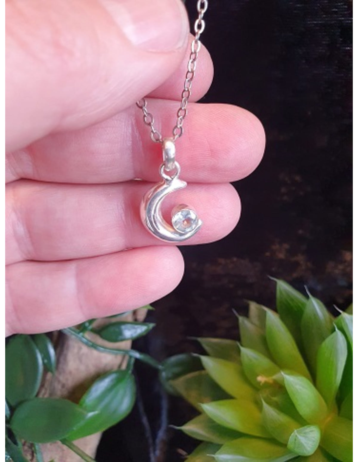 Blå topas hänge i silver, månformad, 2,3 cm