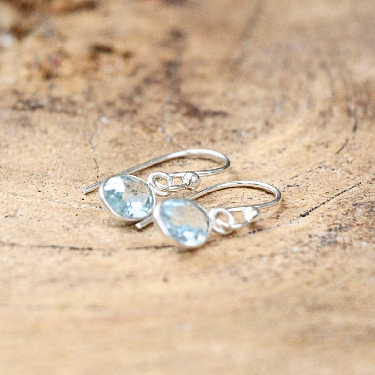 Blå topas örhängen i silver, ovala, 4 cm