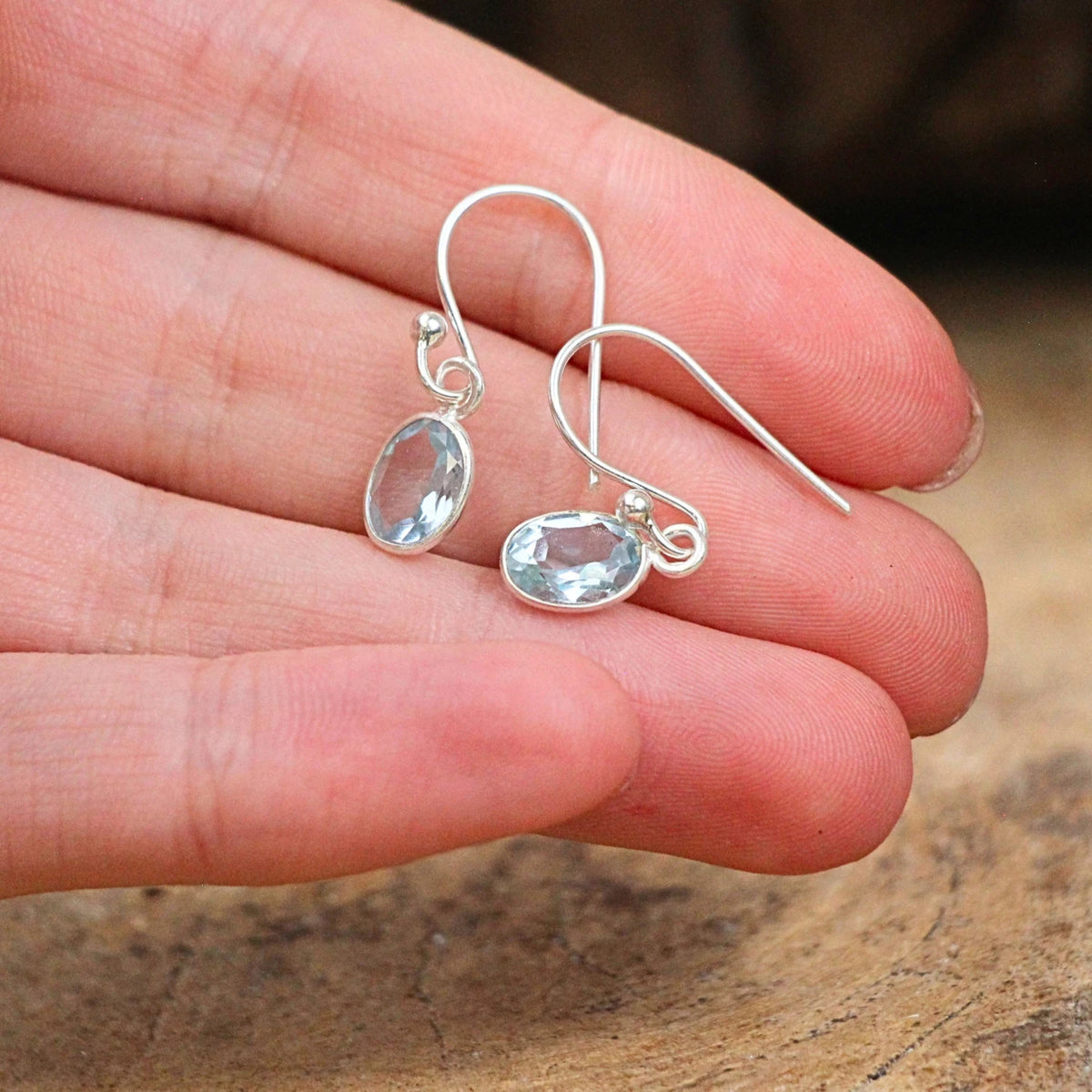 Blå topas örhängen i silver, ovala, 4 cm